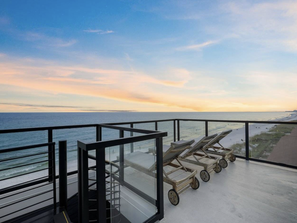 Beachfront Luxury Six Bedroom Vacation Rental in Destin with Rooftop Pool